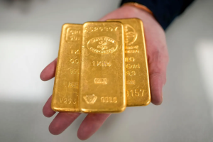 Gold Weakens, Hormuz Tensions Raise Inflation Risks