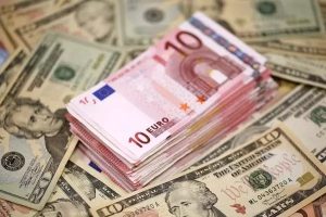 Euro Rises Slightly, Dollar Awaits CPI