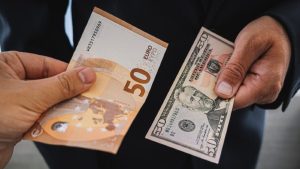 Euro Edges Lower; Fed Minutes Weigh on Sentiment