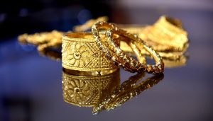 Geopolitik Panas, USD Kuat, Emas Sentuh Terendah Tiga Pekan