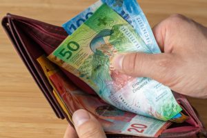 Dolar Kuat, Franc Swiss Mulai Tertekan